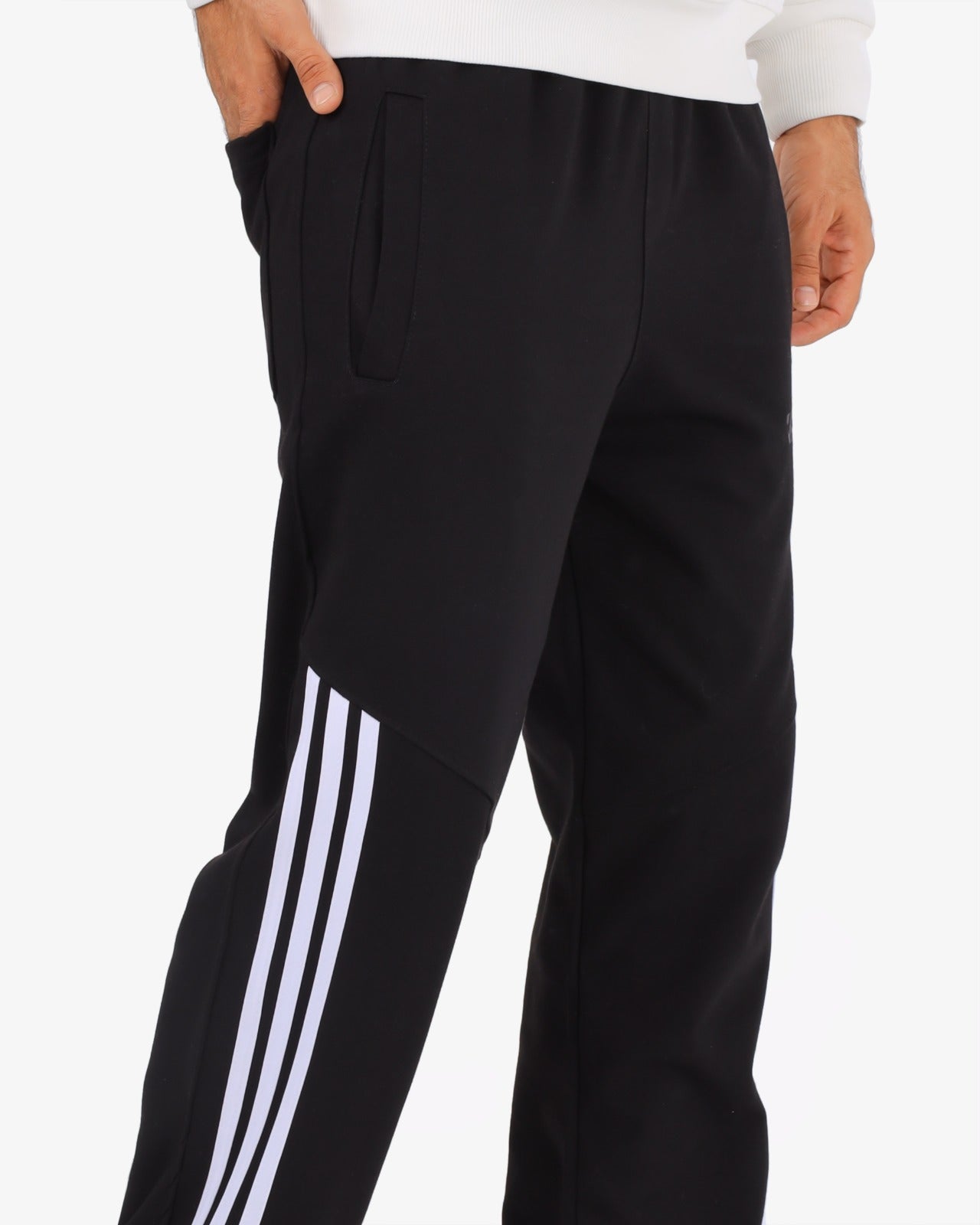 Wide-leg embroidered sweatpants (3-line design)