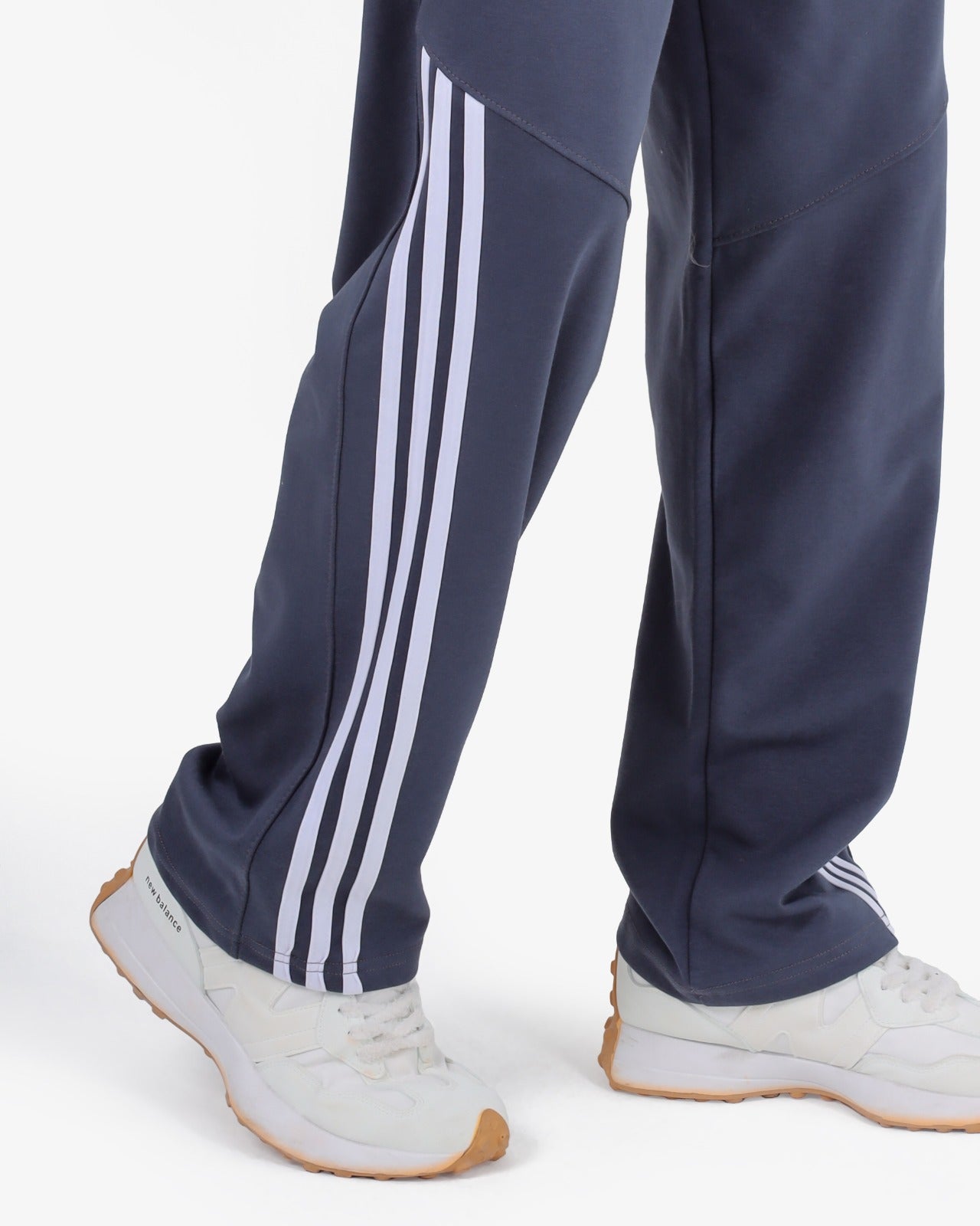Wide-leg embroidered sweatpants (3-line design)