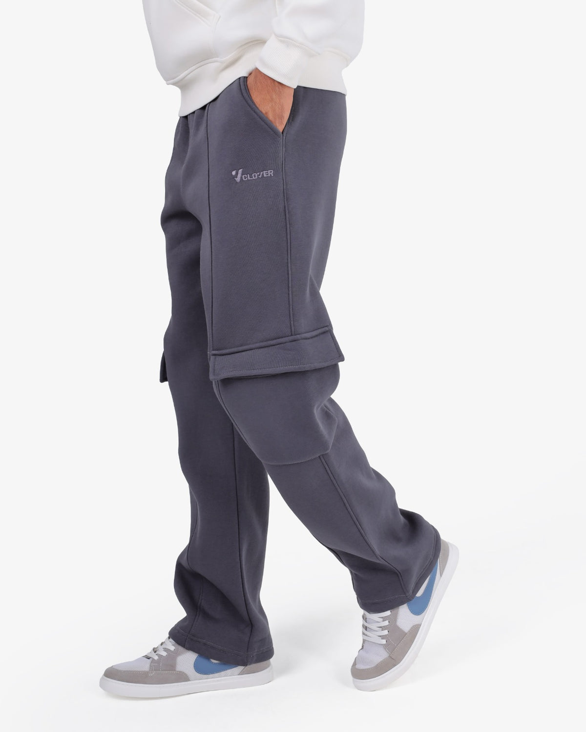 Clover-embroidered sponge cargo joggers
