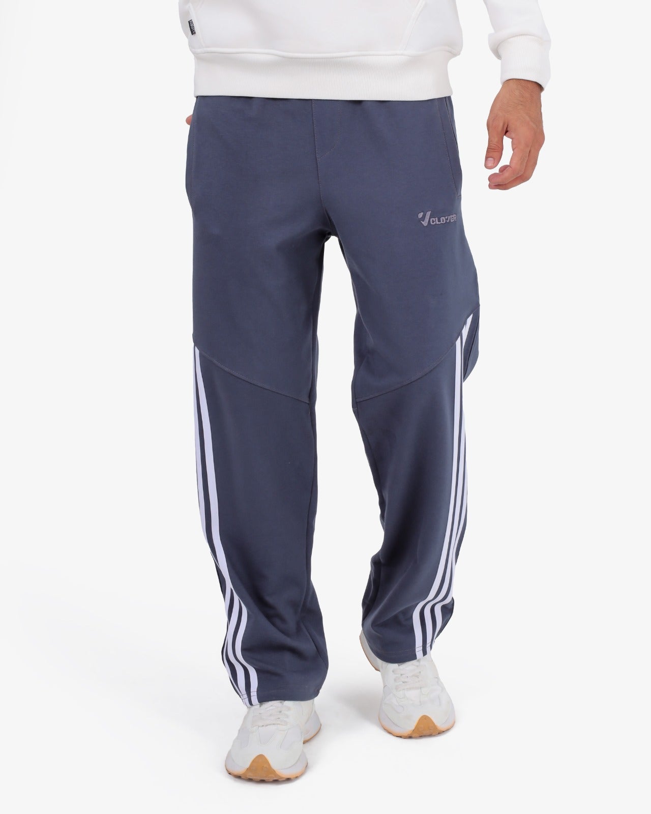 Wide-leg embroidered sweatpants (3-line design)