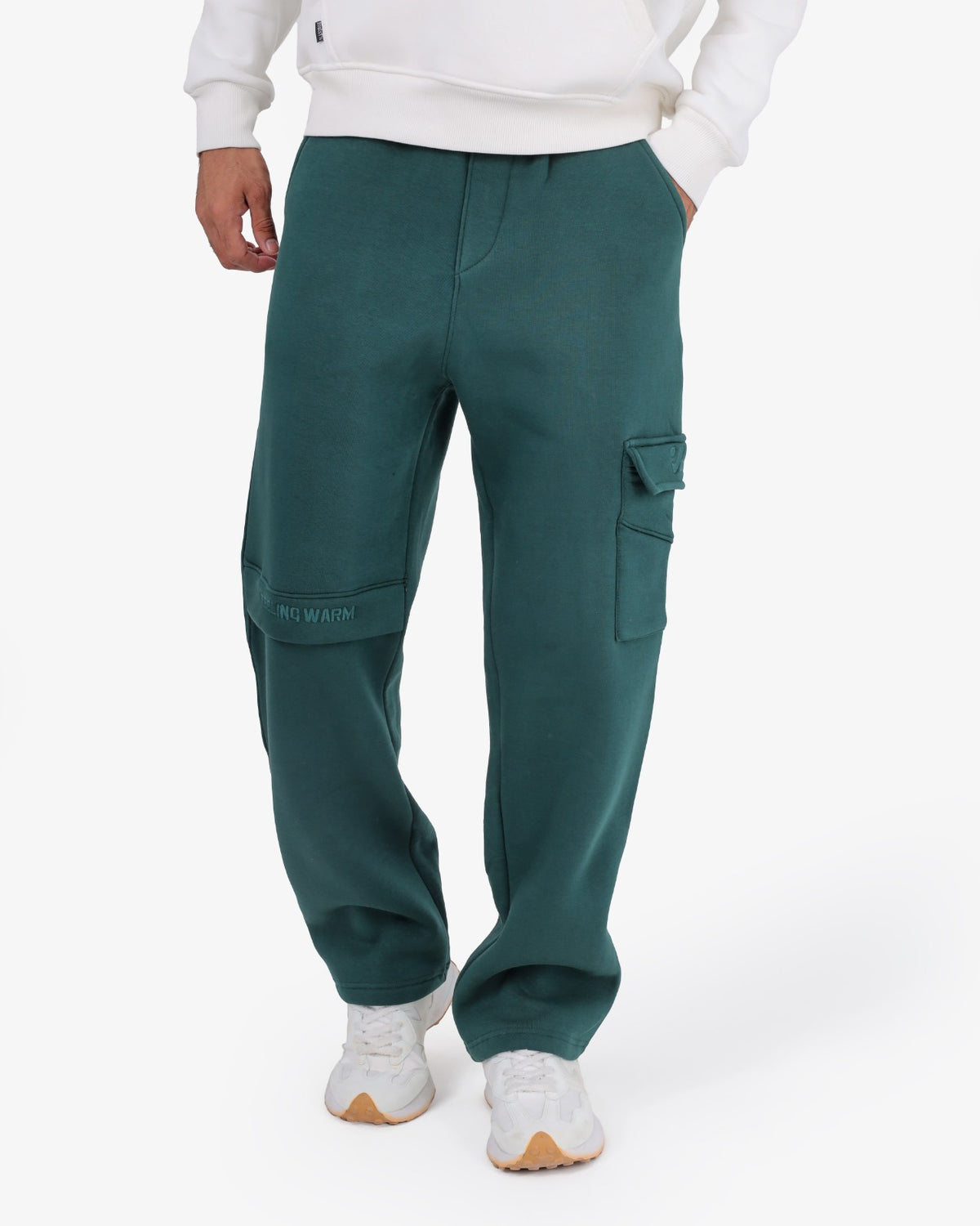 Solid-colored sponge-fabric cargo joggers with a single pocket