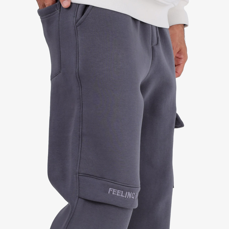 Solid-colored sponge-fabric cargo joggers with a single pocket