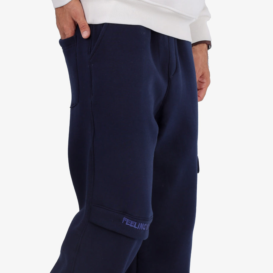 Solid-colored sponge-fabric cargo joggers with a single pocket