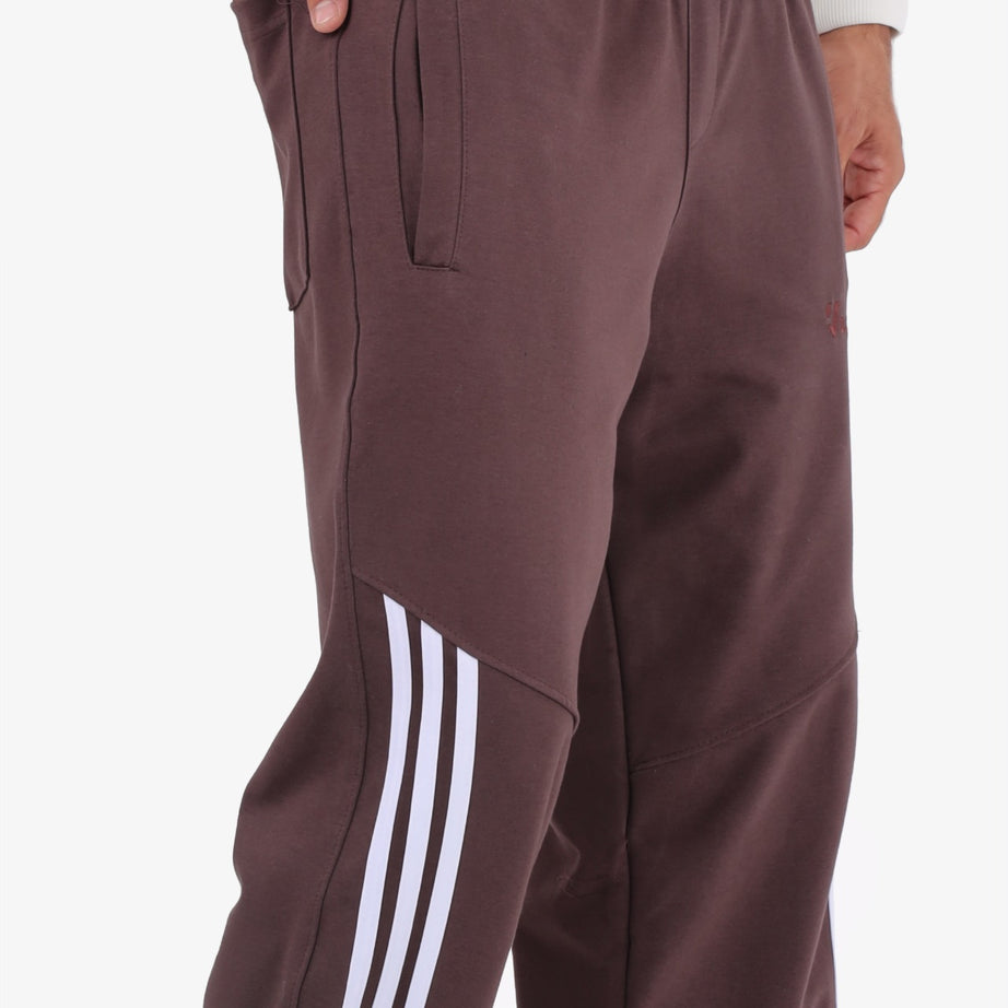 Wide-leg embroidered sweatpants (3-line design)
