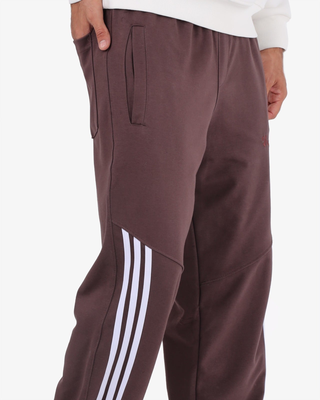 Wide-leg embroidered sweatpants (3-line design)