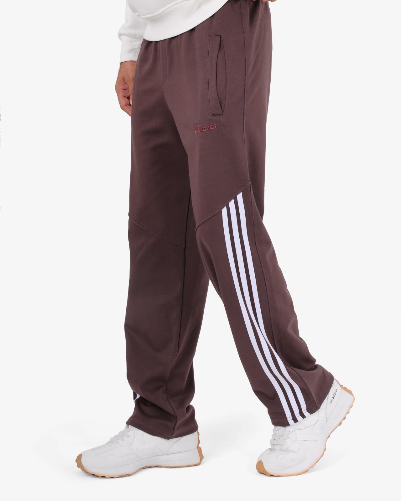 Wide-leg embroidered sweatpants (3-line design)