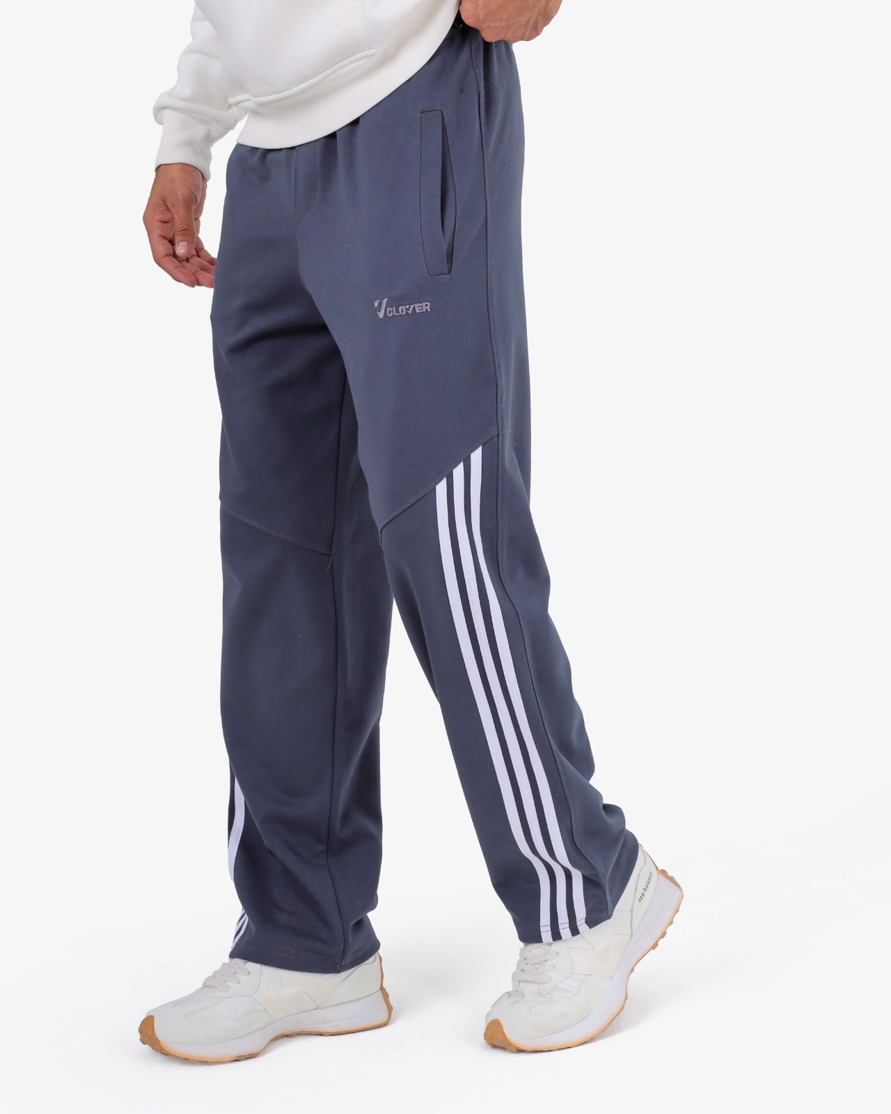 Wide-leg embroidered sweatpants (3-line design)