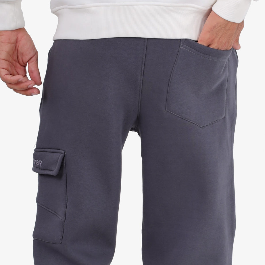 Solid-colored sponge-fabric cargo joggers with a single pocket