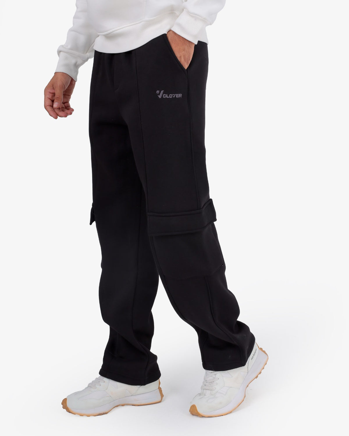Clover-embroidered sponge cargo joggers
